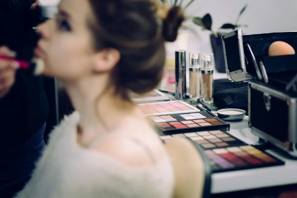 Công việc makup trang điểm cho nữ tại nhà