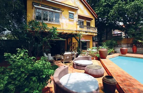 Anna sử dụng gạch đất nung để lát nền nhà, sân và thành bể bơi