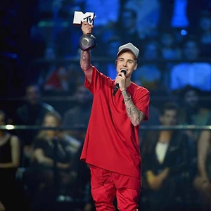 Ca sĩ Justin Bieber giành chiến thắng lớn tại MTV EMAs