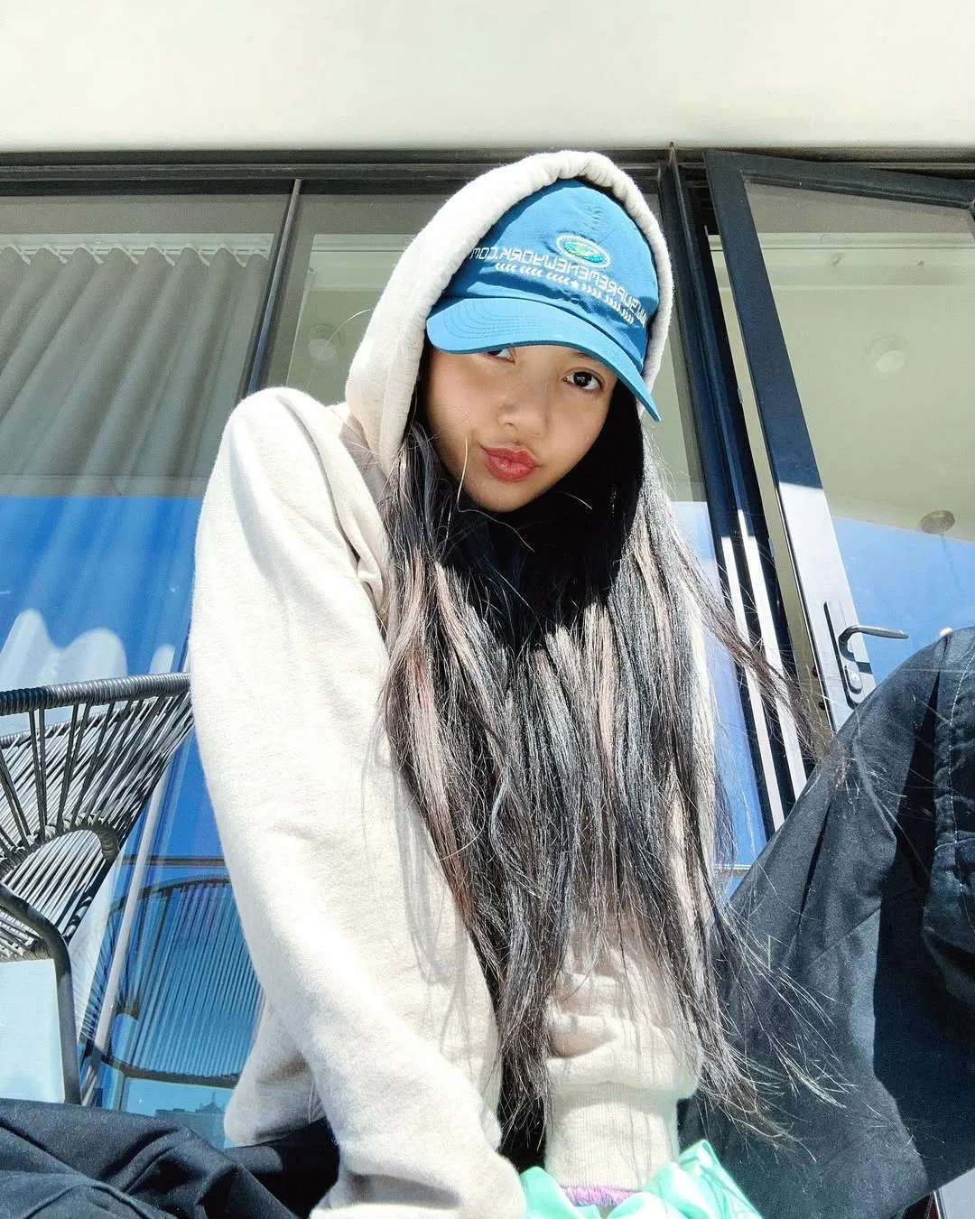 Lisa diện hoodie