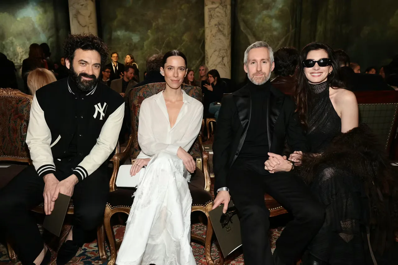Morgan Spector, Rebecca Hall, Adam Shulman, Anne Hathaway trên hàng ghế đầu.