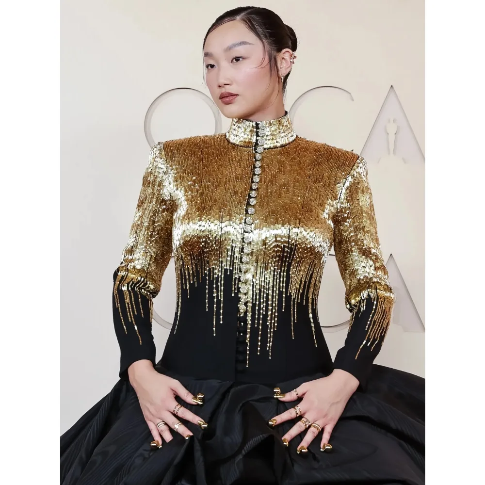 Audrey Nuna trong trang phục đen cùng chi tiết vàng