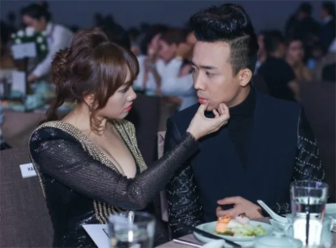 Nữ ca sỹ Hương đêm bay xa ân cầm chăm sóc người yêu xuyên suốt buổi tiệc.