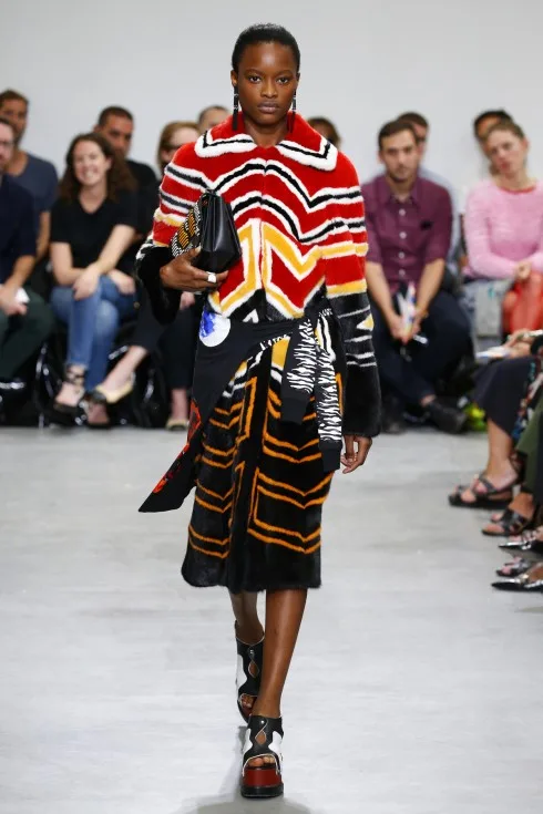 Chiếc áo khoác lông chồn sặc sỡ của Proenza Schouler