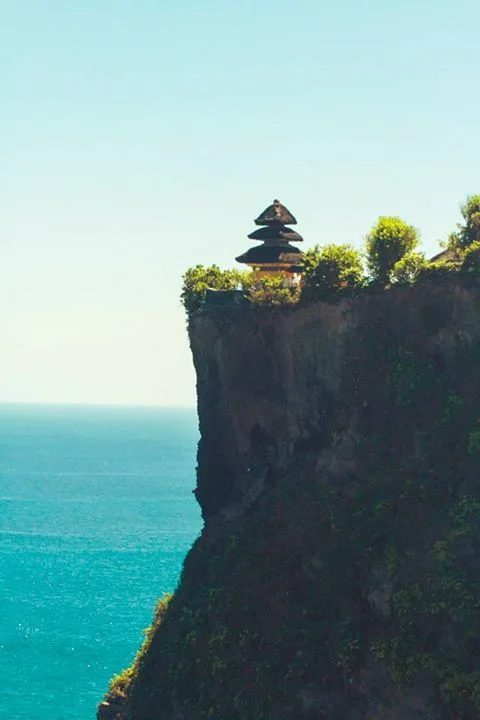 Trốn nơi đông người, tôi đi ra thật xa để có thể ngắm nhìn ngôi đền Uluwatu.