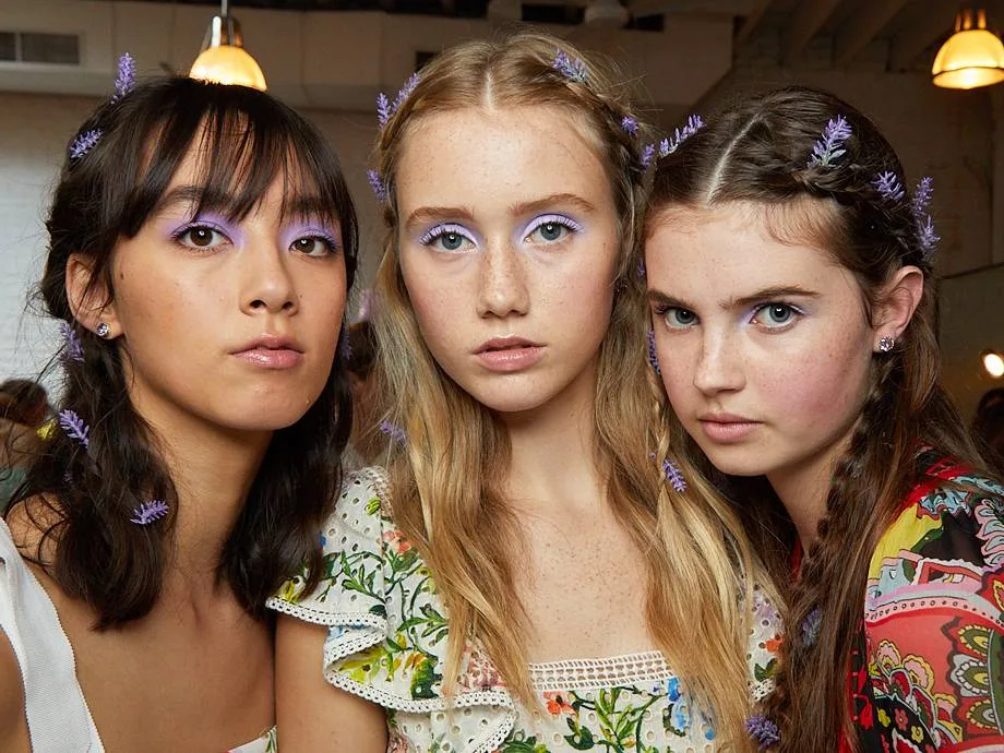 Phong cách trang điểm mắt màu pastel trong show diễn Xuân Hè 2020 của Alice + Olivia. Phong cách trang điểm mắt màu pastel trong show diễn Xuân Hè 2020 của Alice + Olivia.