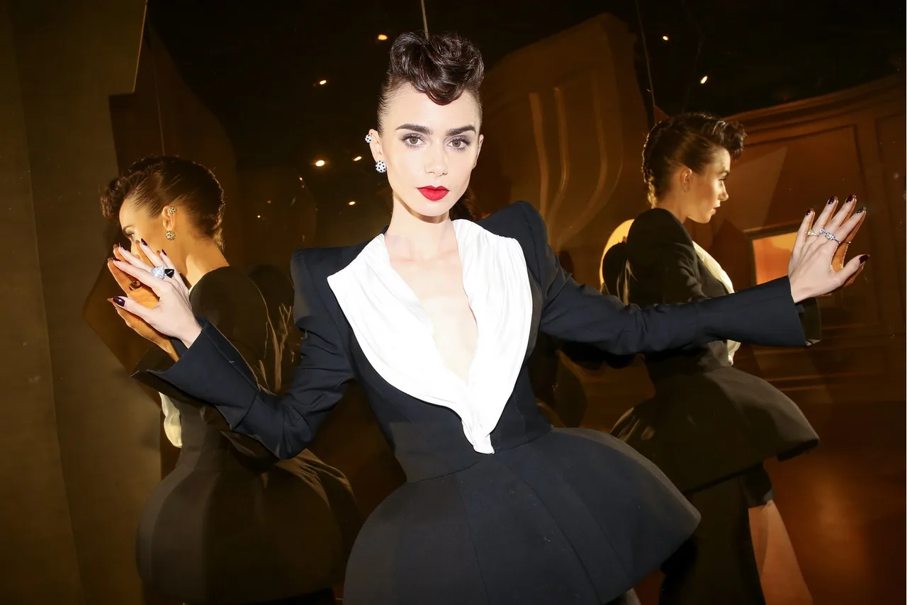 lily coliins diện tuxedo