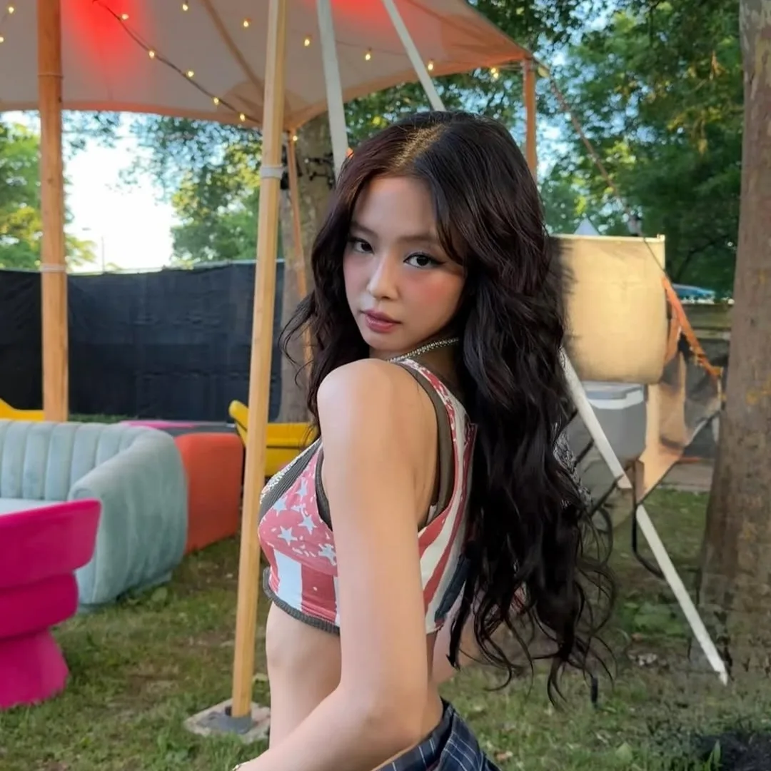 Jennie (BLACKPINK) với kiểu tóc xoăn quyến rũ