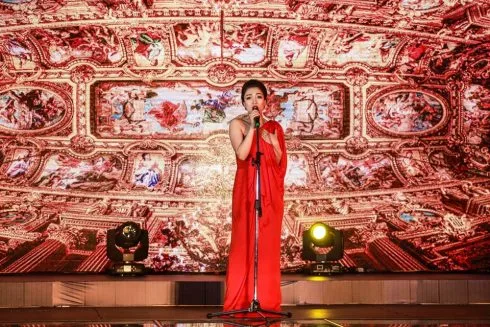 Giọng ca Opera ngọt ngào - ca sĩ Phạm Thu Hà mang đến những ca khúc làm ấm bầu không khí của buổi tiệc.