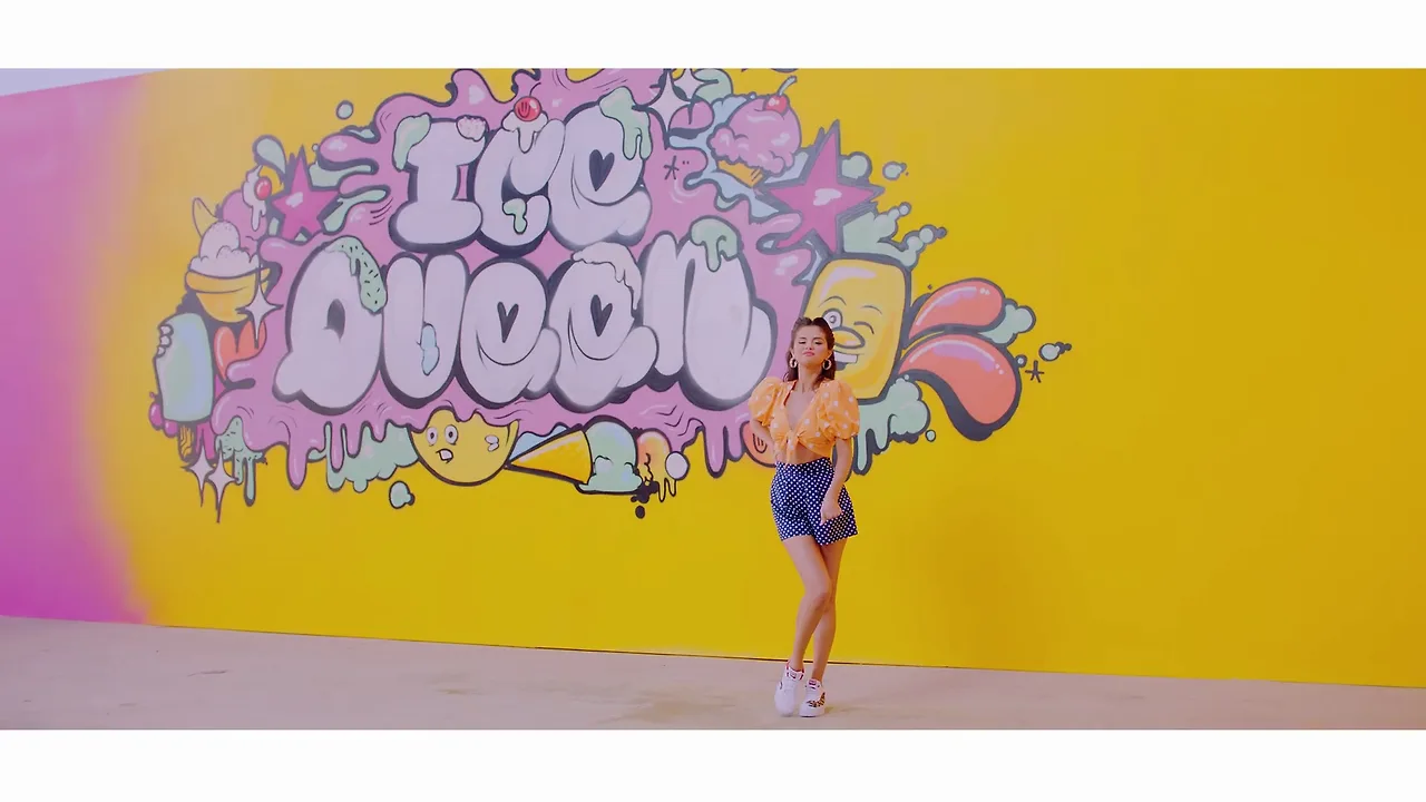 Selena Gomez mặc đồ chấm bi màu vàng và xanh trong mv ice cream với blackpink