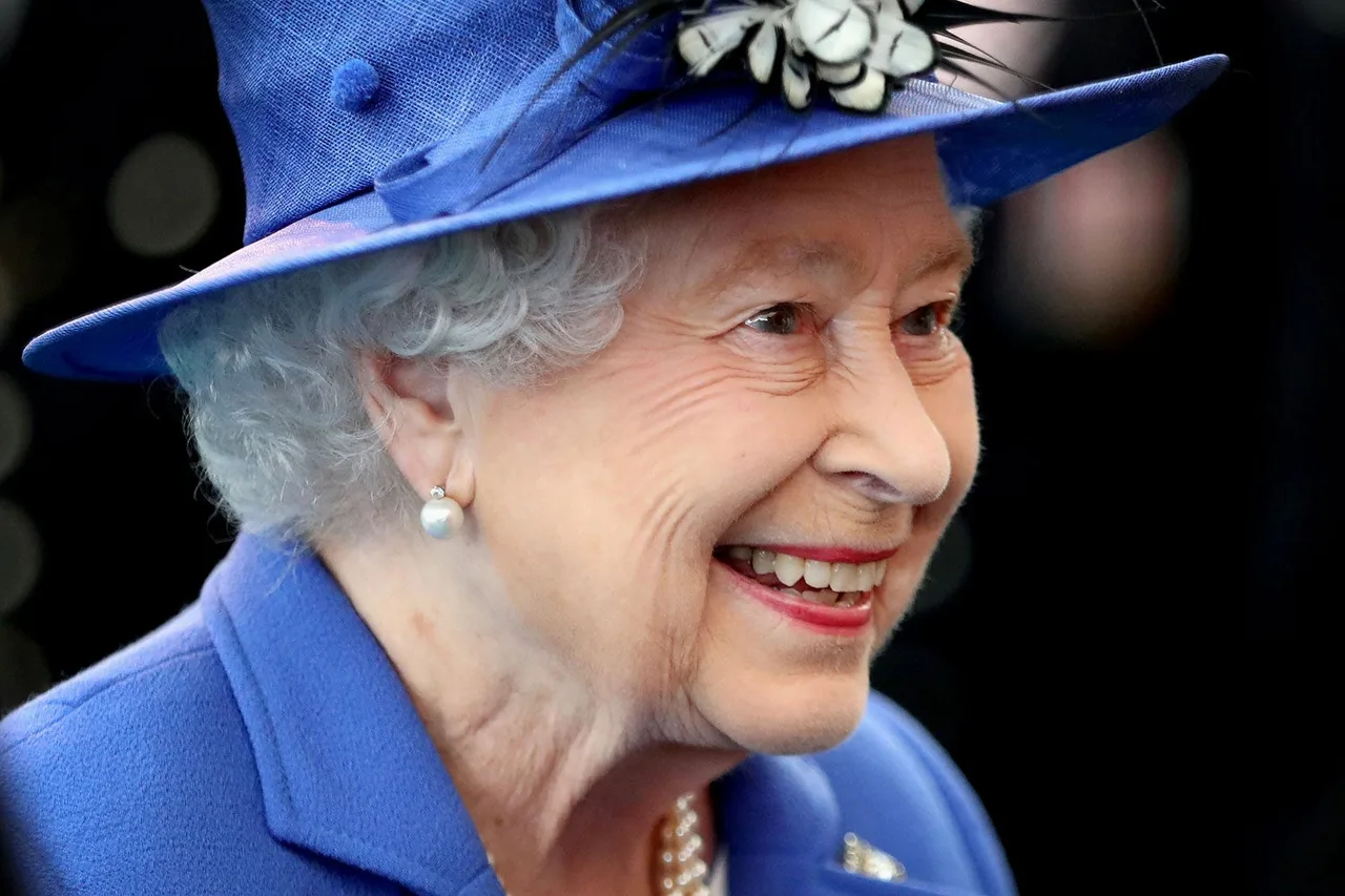 Nữ hoàng Elizabeth II - người phụ nữ trị vì lâu nhất của Hoàng gia Anh vẫn duy trì phương pháp làm đẹp nhiều năm qua. bí quyết làm đẹp của nữ hoàng