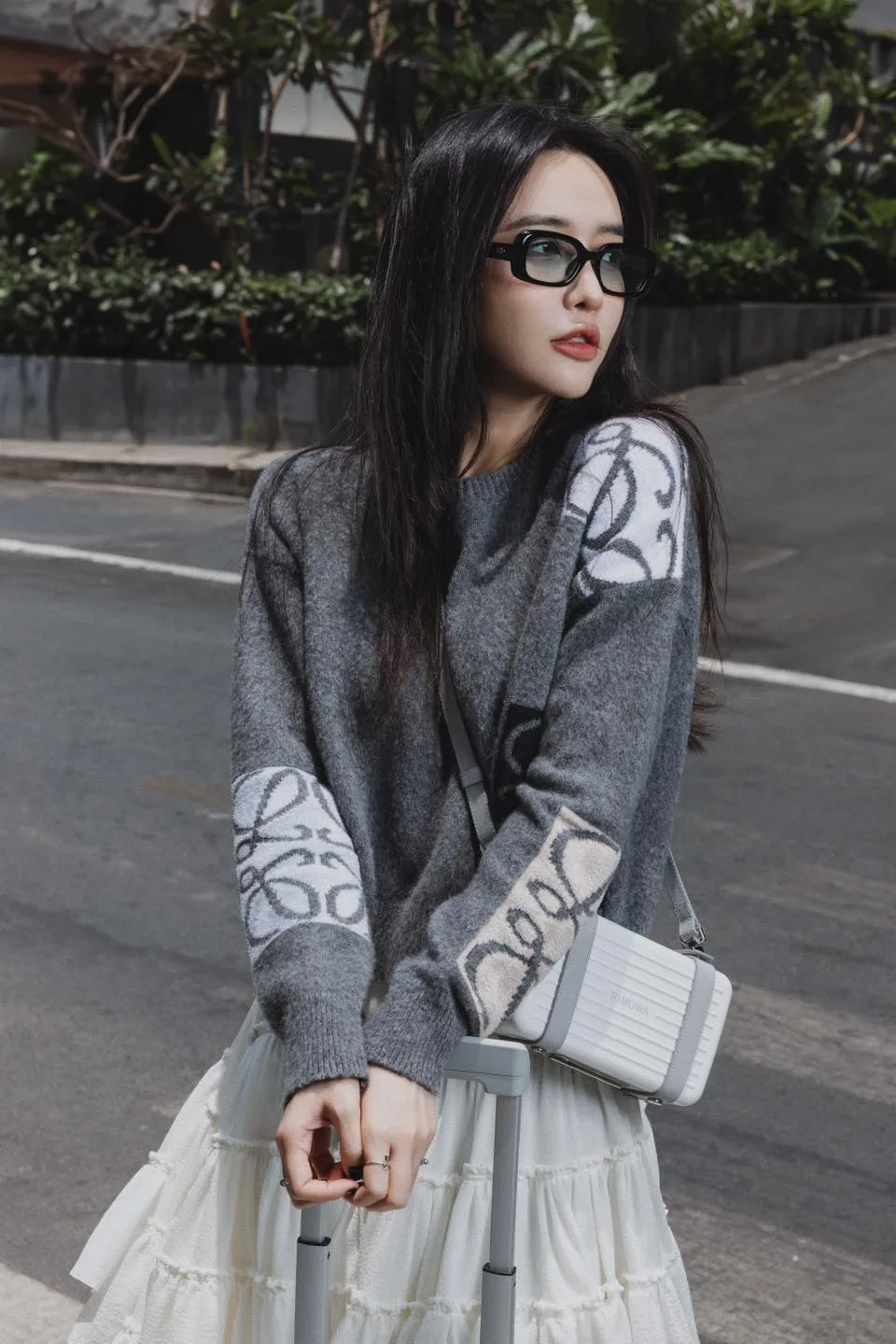 Bích Phương diện áo len phối váy xoè