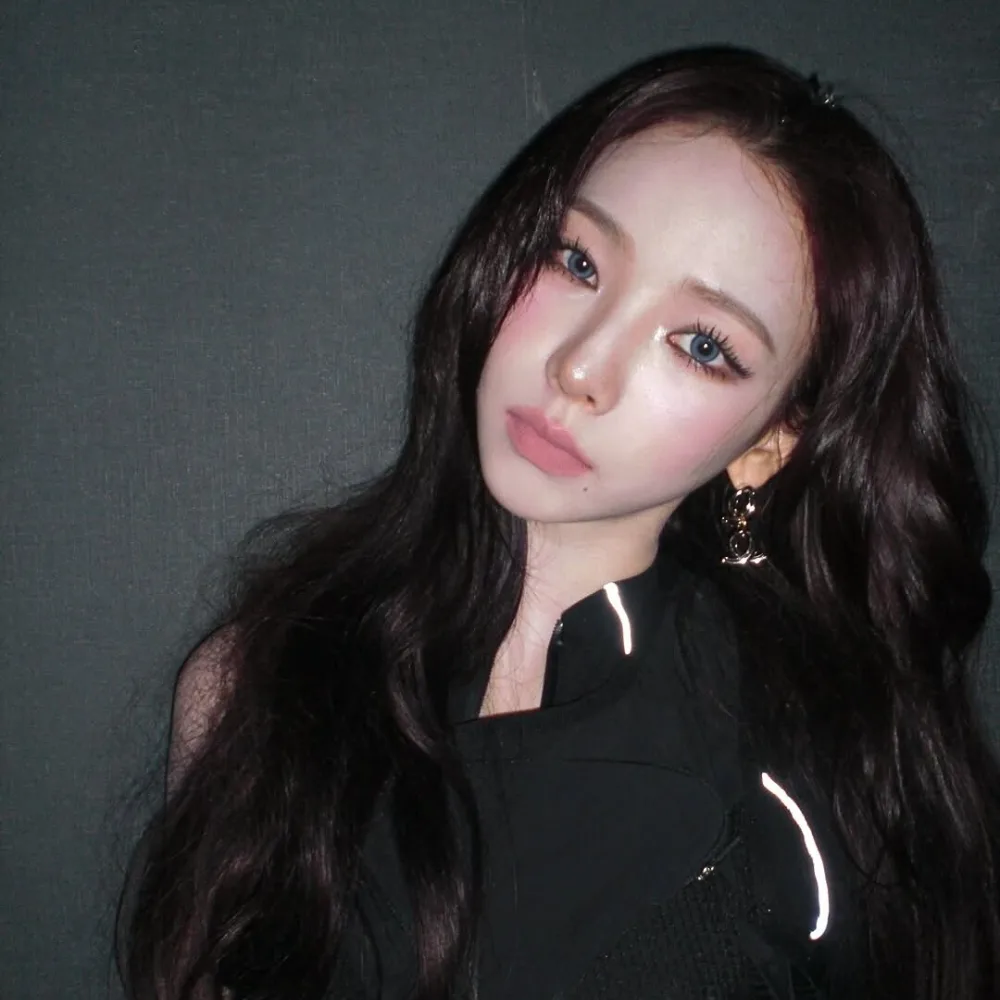 Karina (aespa) mang áo đen và trang điểm với má hồng highlight