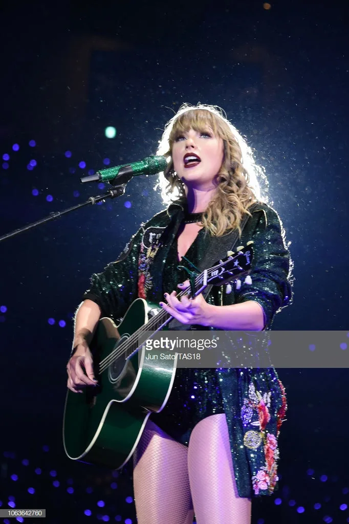 phong cách thời trang Taylor Swift trong tour diễn 7