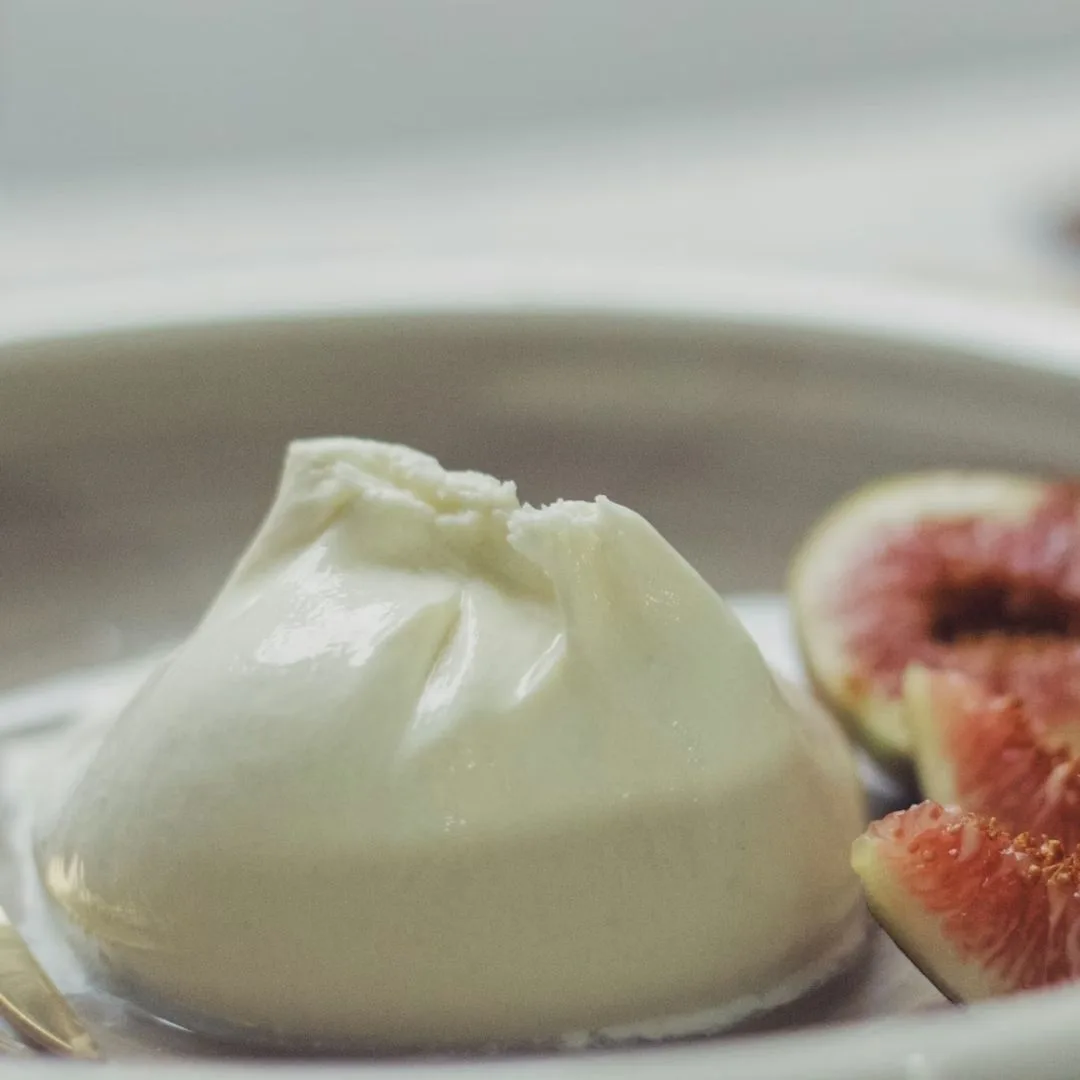 dĩa phô mai mozzarella và trái sung cắt nhỏ