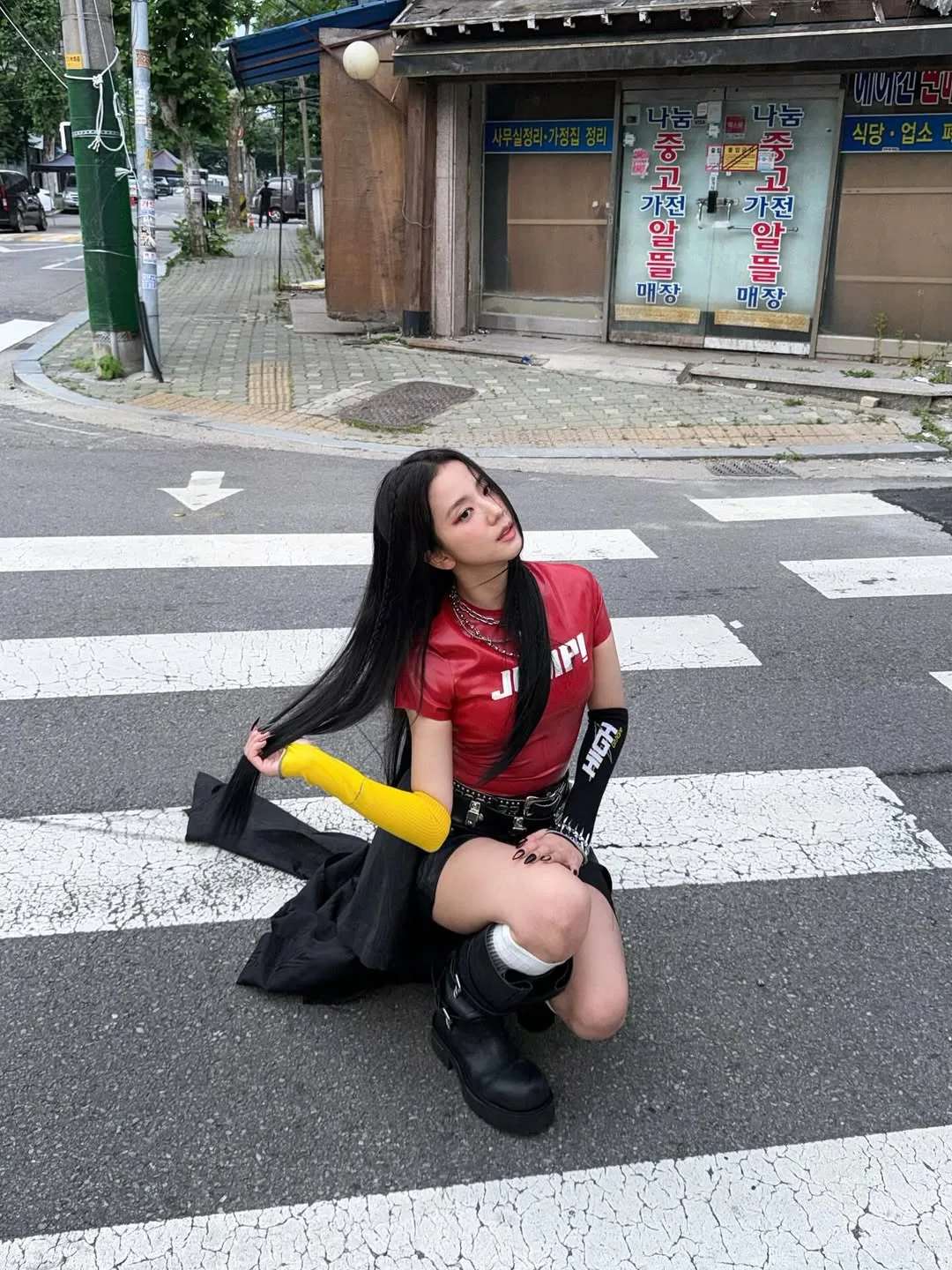 jisoo diện croptop phối với bốt chuẩn xu hướng