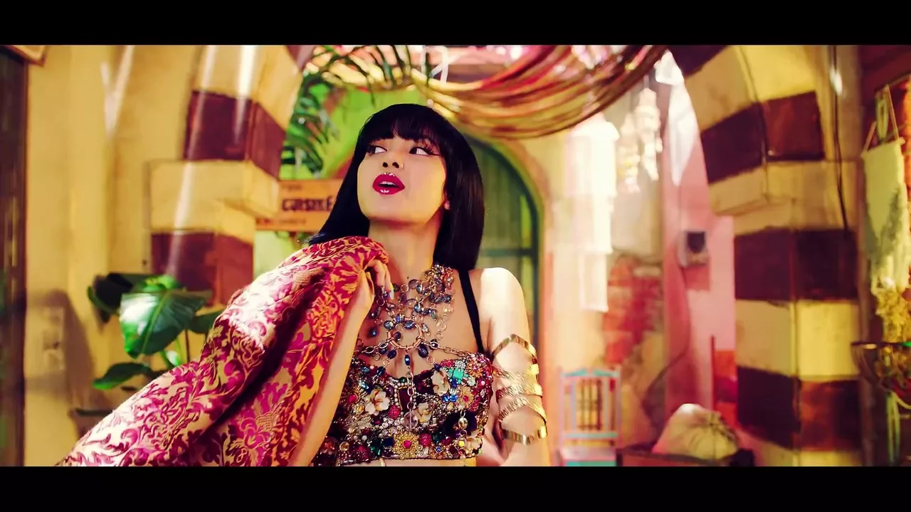 Lisa blackpink mv how you like that phụ kiện trang sức cầu kỳ