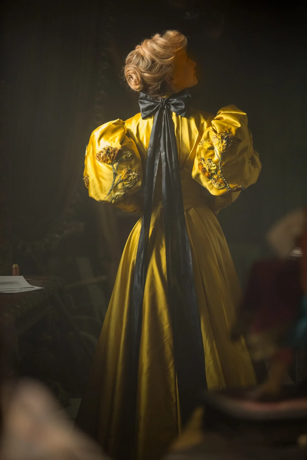 Edith váy vàng