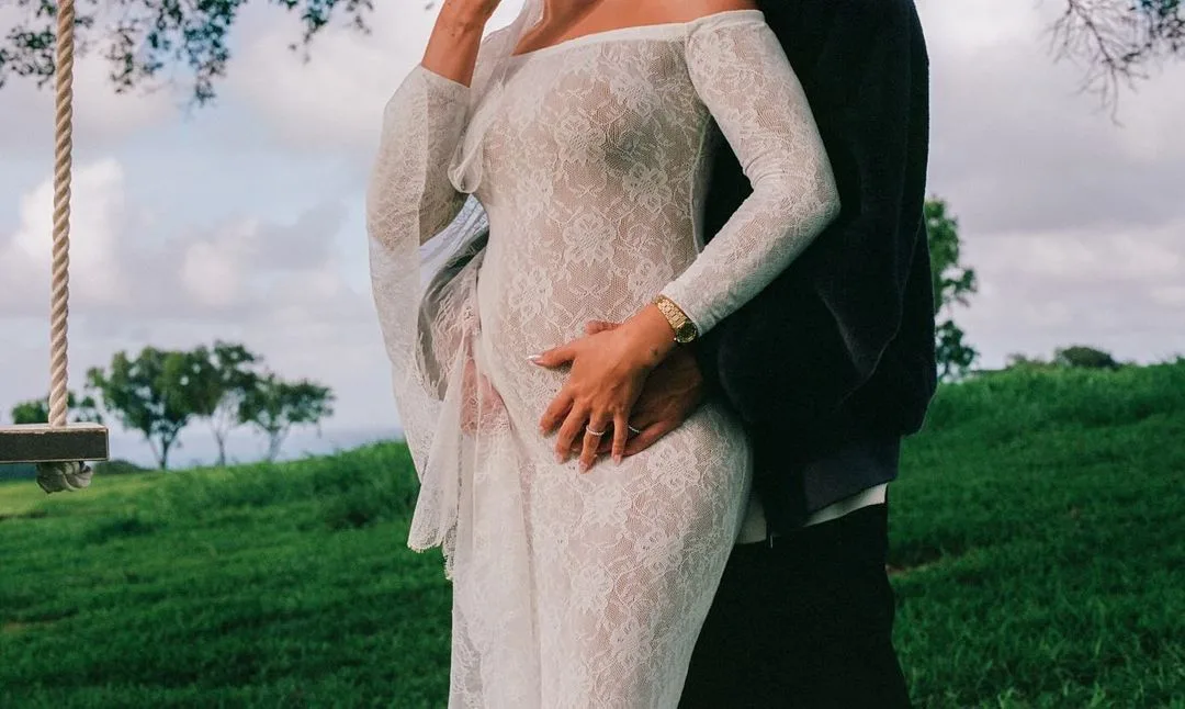 hailey bieber khoe bụng bầu với váy saint laurent