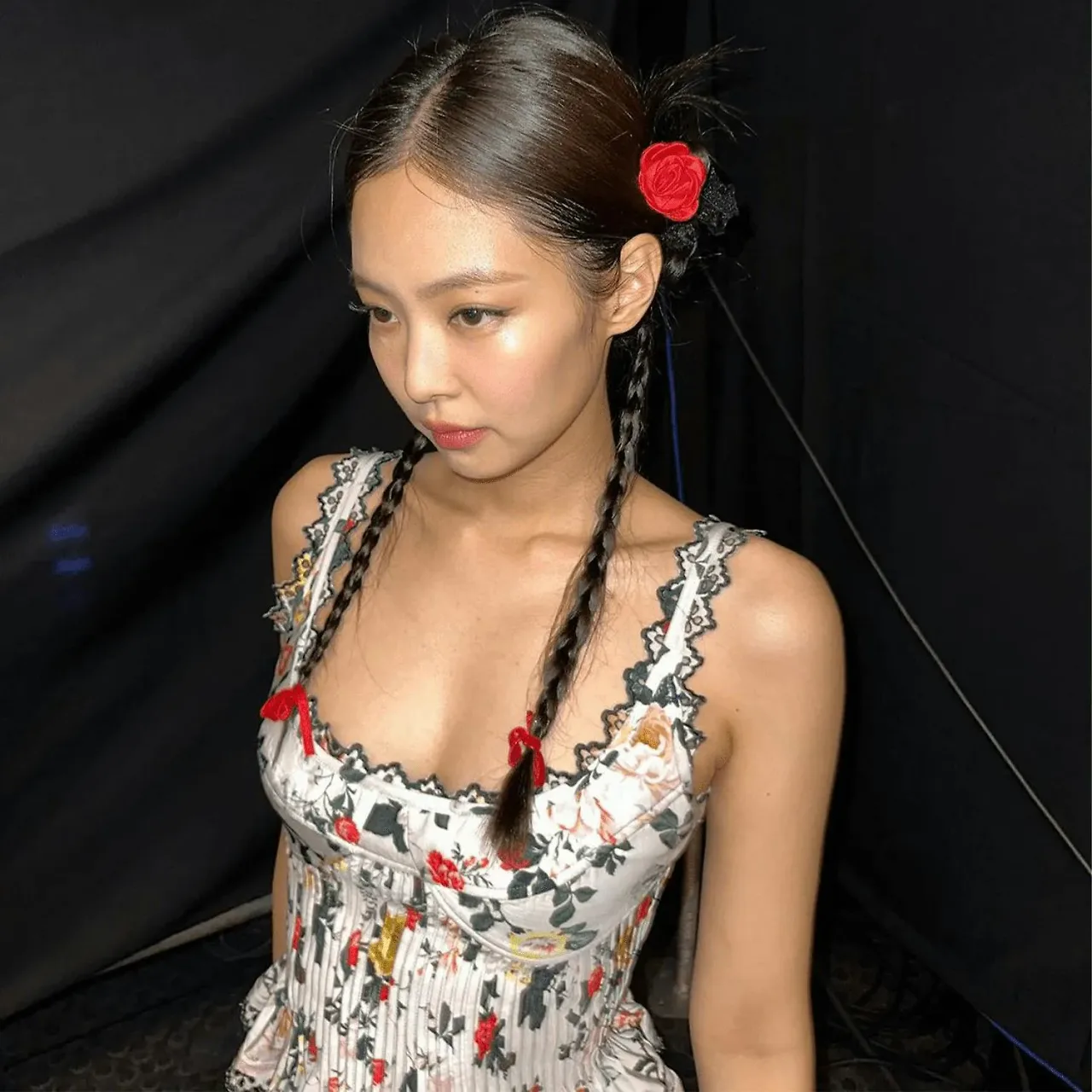 Jennie (Black Pink) cũng tích cực “lăng xê” outfit phong cách Tomato girl (Ảnh: @jennierubyjane)
