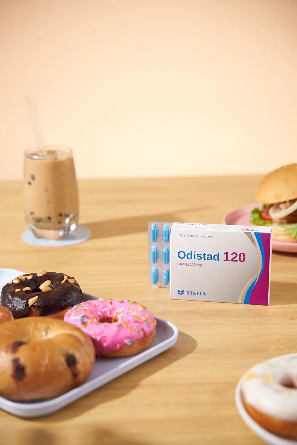 bánh donut và odistad 120 trên bàn