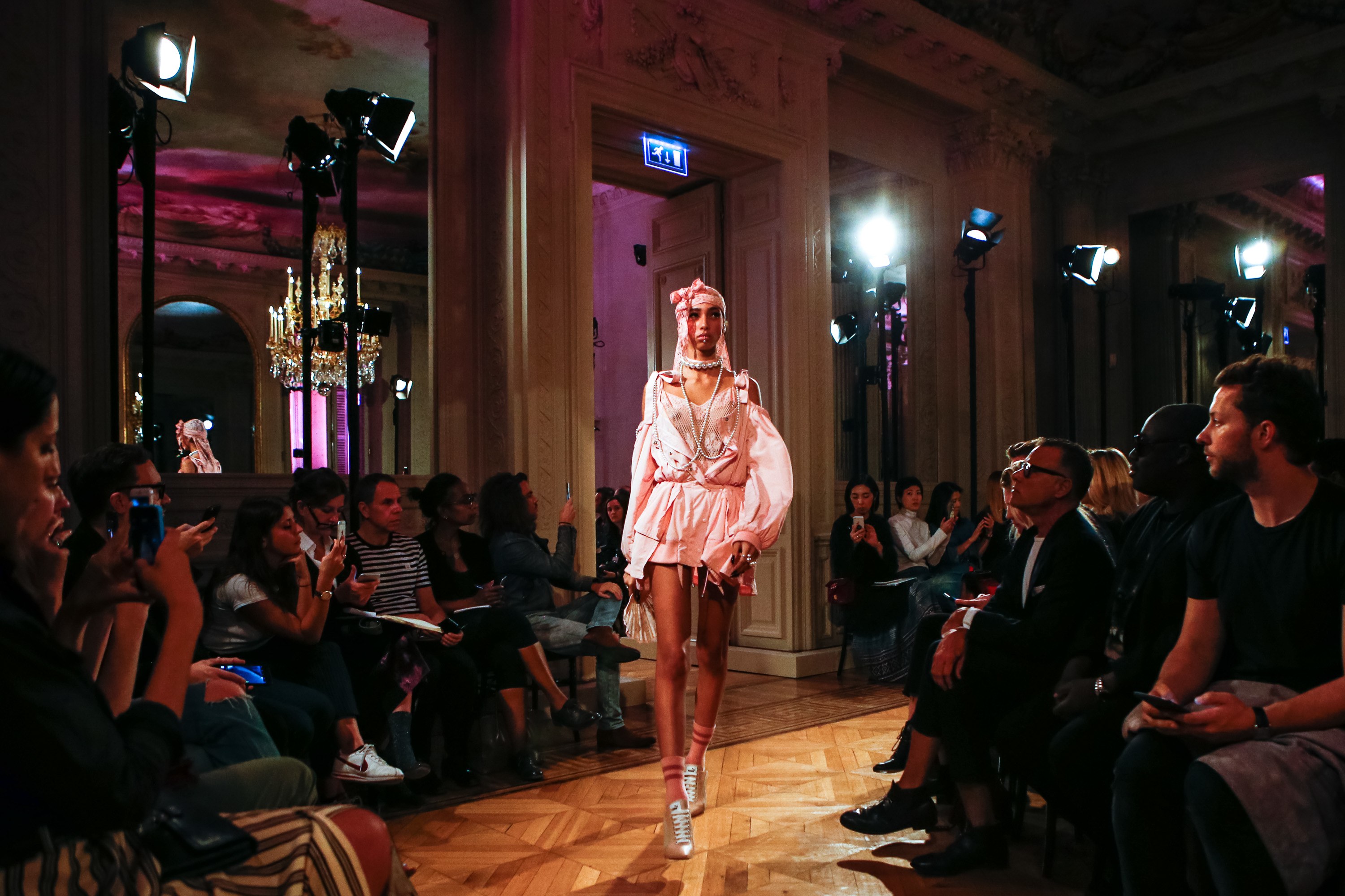 Kết thúc show diễn, Rihanna bước ra trong bộ cánh màu hồng từ đầu đến chân thu hút mọi ánh nhìn tại khán phòng kèm nụ cười rạng rỡ như khẳng định sự thành công của BST. .