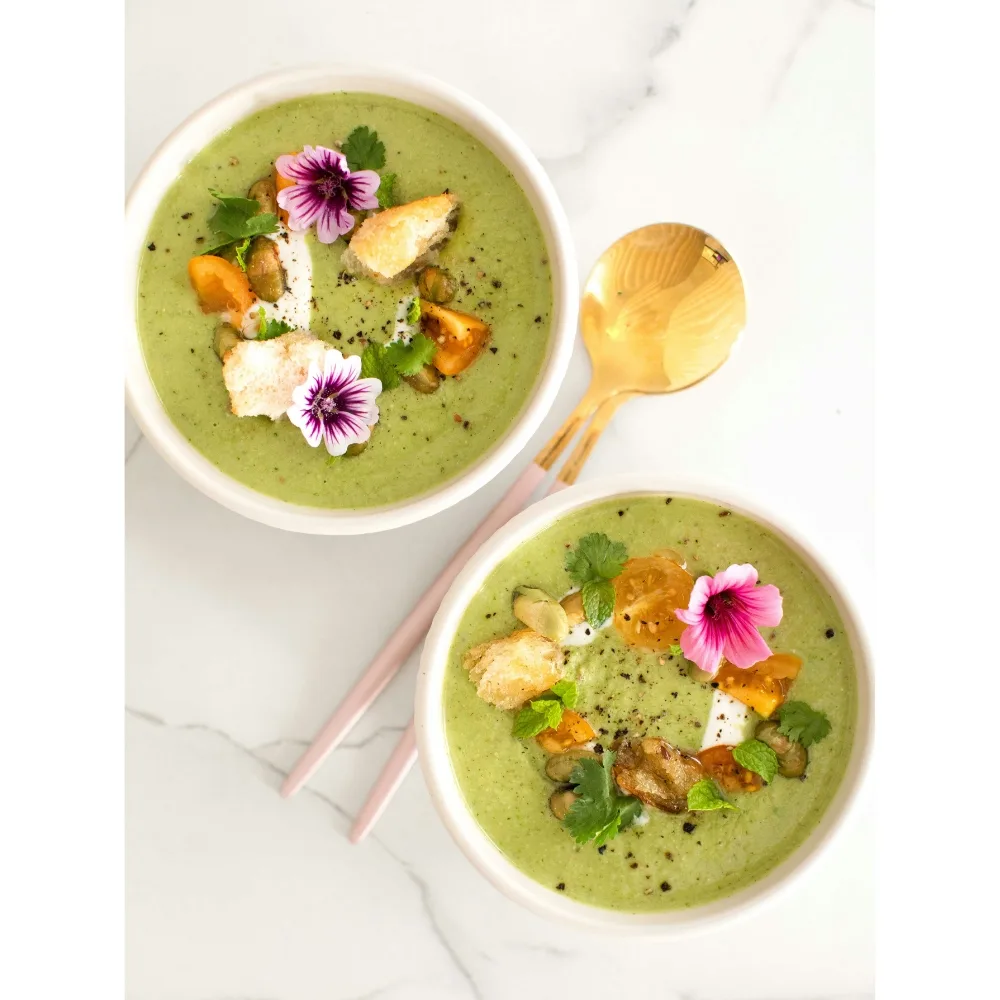 Súp rau củ được trang trí bằng ngò tây.