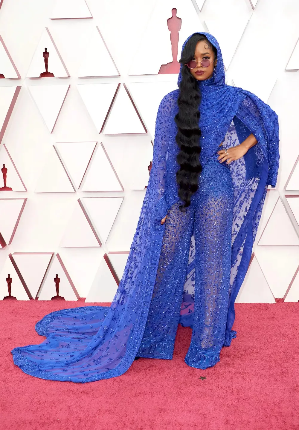 váy xuyên thấu của her oscar 2021
