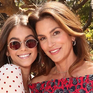 Siêu mẫu Cindy Crawford và hậu duệ Kaia Gerber: “Tre già măng mọc”