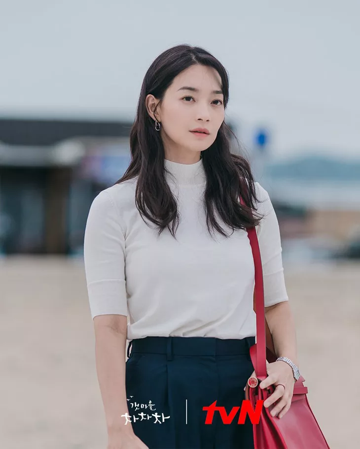 Rời phố thị về thị trấn ven biển, Hye Jin vẫn giữ vẻ đẹp kiểu diễm trong Hometown Cha-Cha-Cha Rời phố thị về thị trấn ven biển, Hye Jin vẫn giữ vẻ đẹp kiểu diễm trong Hometown Cha-Cha-Cha