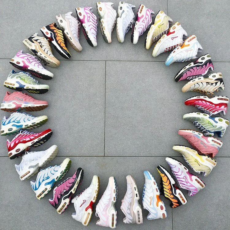 Những cô nàng sở hữu tủ giày sneaker trong mơ của mọi cô gái Những cô nàng sở hữu tủ giày sneaker trong mơ của mọi cô gái