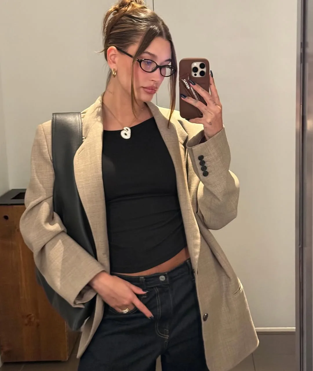 Hailey Bieber diện phong cách "geek-chic"