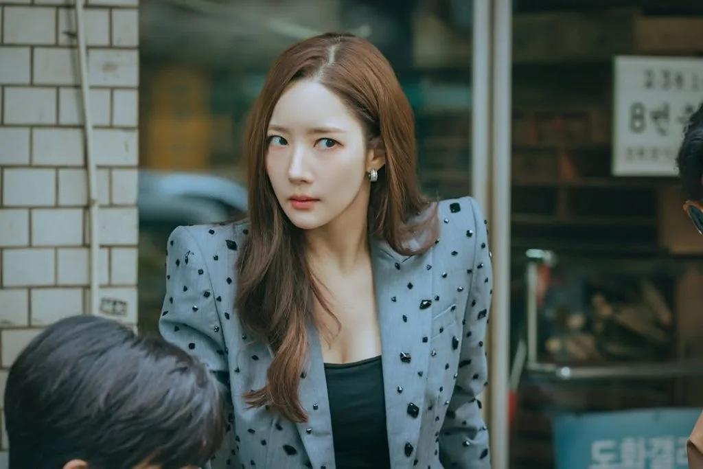 Park Min Young diện vest hoạ tiết trong "Nữ Hoàng Lừa Đảo"