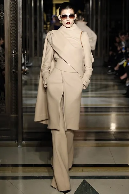 Tông màu trung tính chủ đạo trong BST của Gareth Pugh