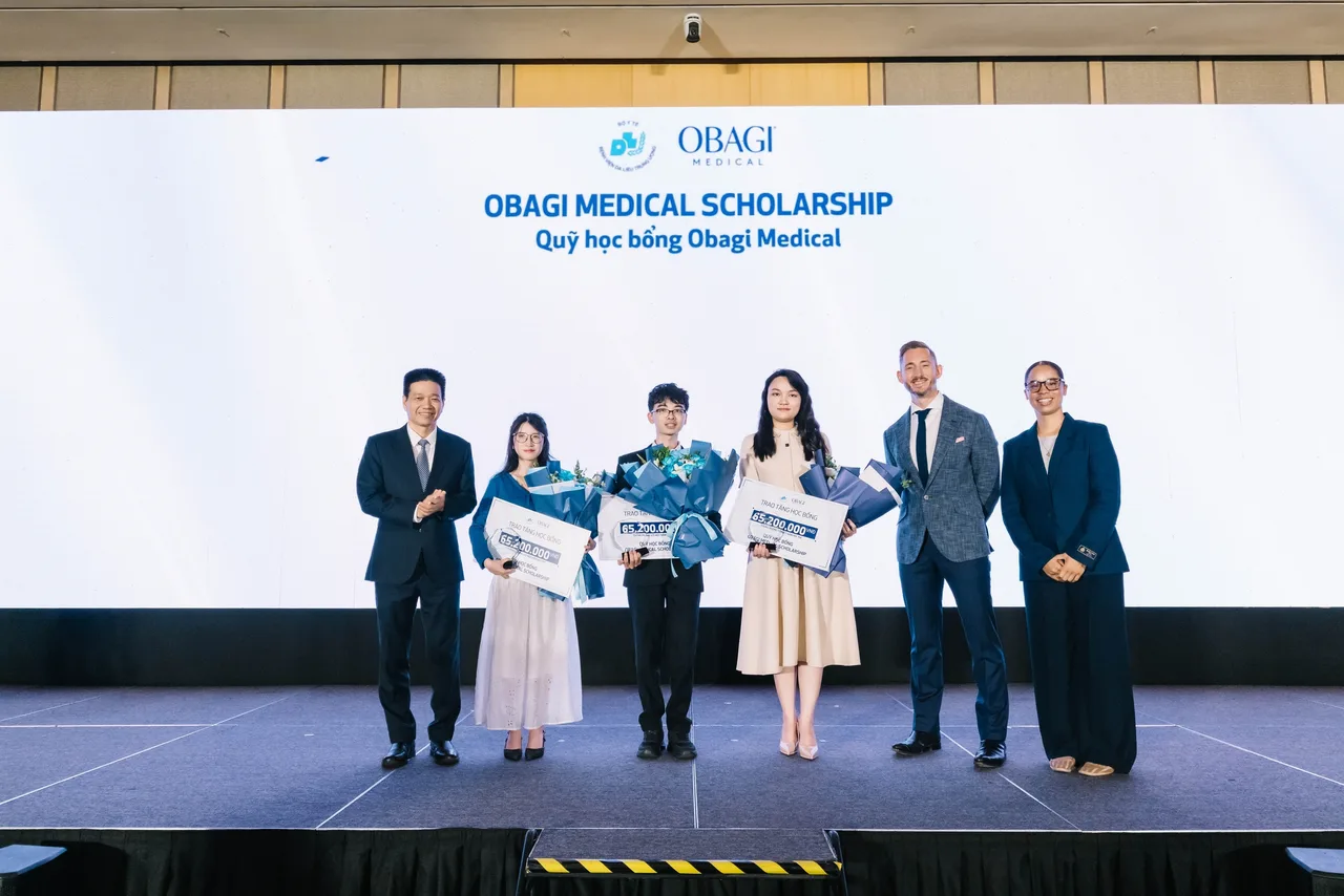 Màn trao học bổng cho 3 bác sĩ nội trú