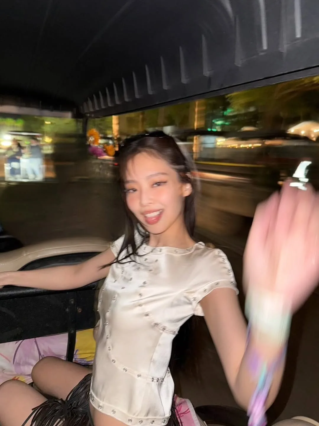 jennie diện áo lụa