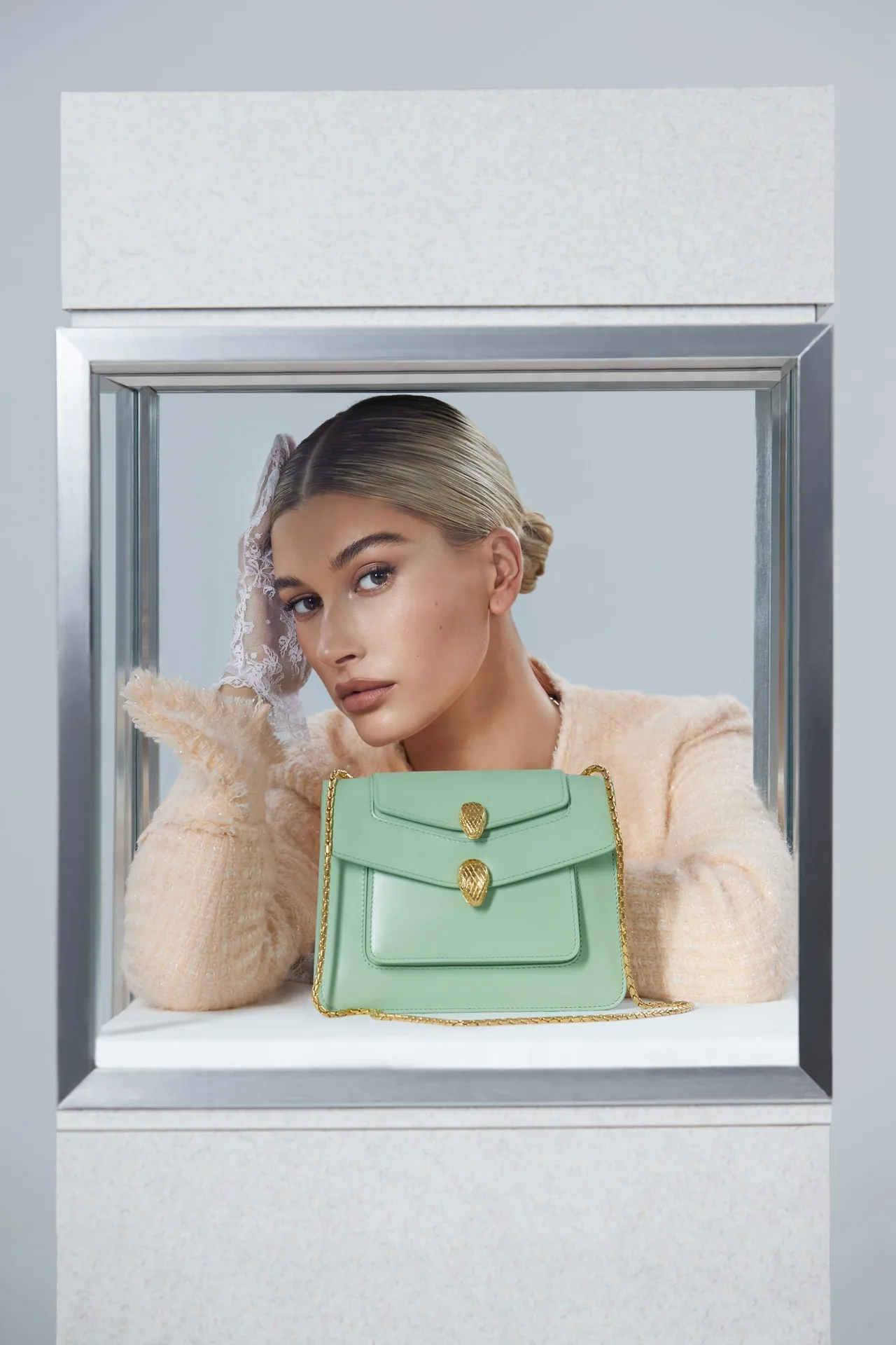 Hailey Baldwin bên chiếc túi Serpenti Forever Bag xanh ngọc bích
