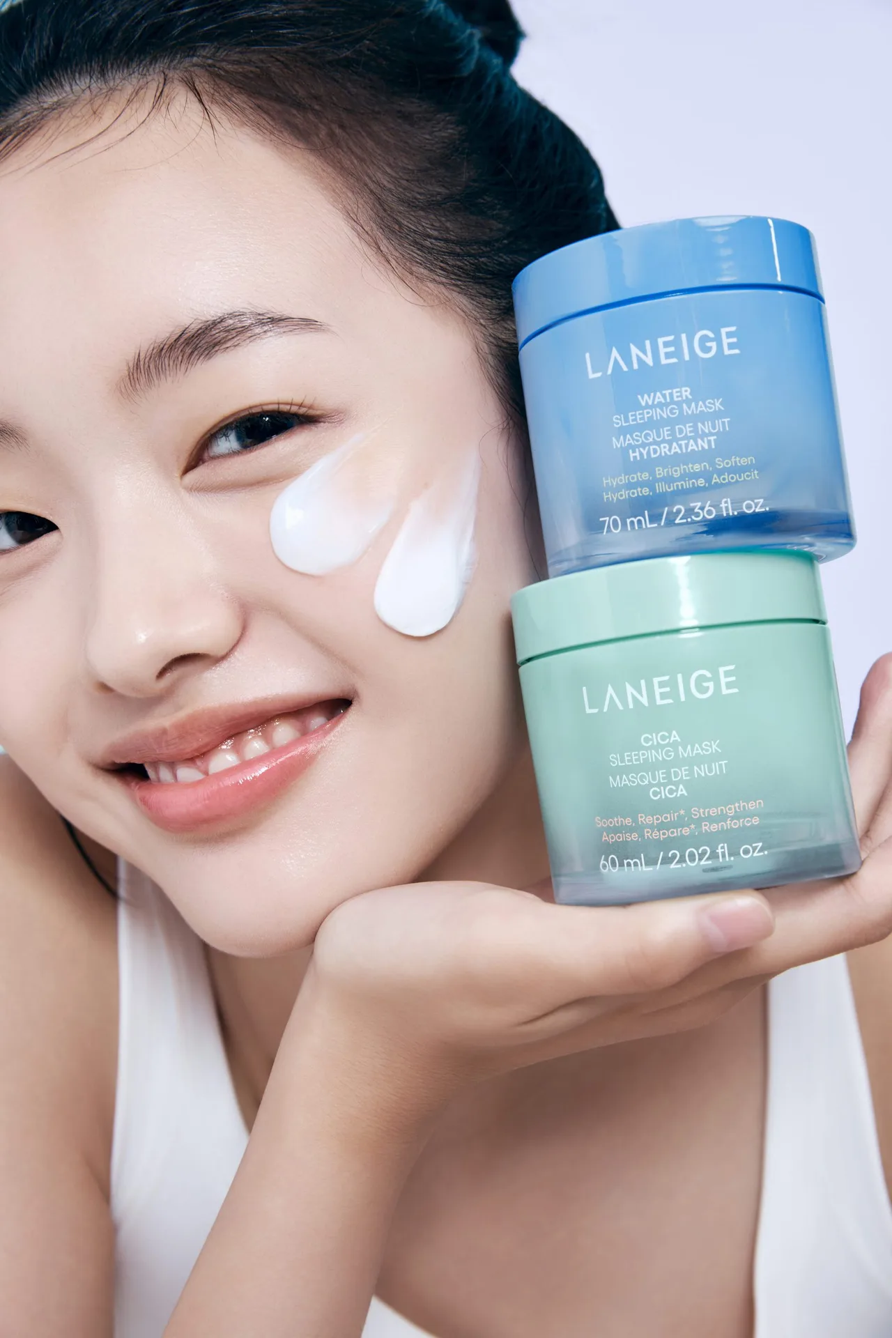 cô gái thoa lên mặt hai loại mặt nạ ngủ Laneige