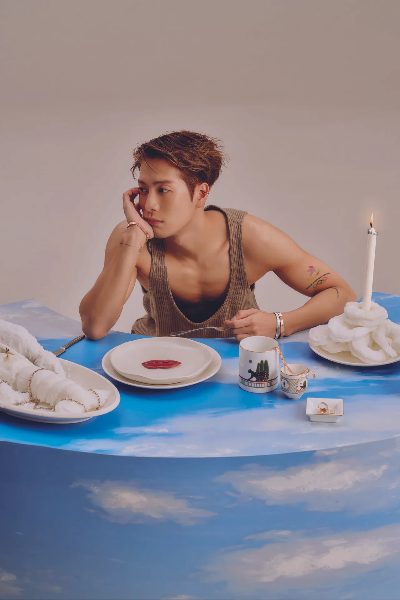 Vòng tay vàng hồng LOVE Unlimited của CARTIER. Áo ba lỗ cotton màu nâu PMITH.