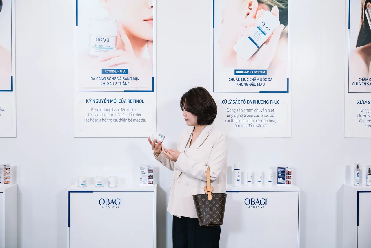 người phụ nữ đang xem giải pháp chăm sóc da có thành phần chính là Retinol và PHA của Obagi Medical