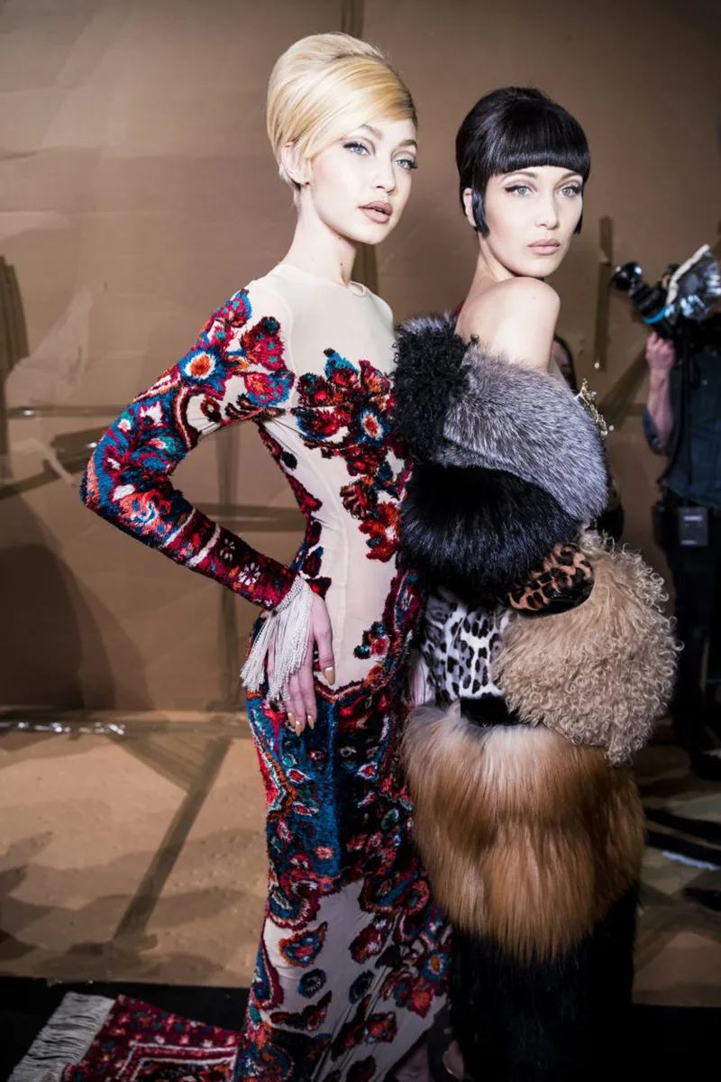 khi-chi-em-nha-bella-va-gigi-hadid-tranh-nhau-giai-thuong-nguoi-mau-cua-nam-1