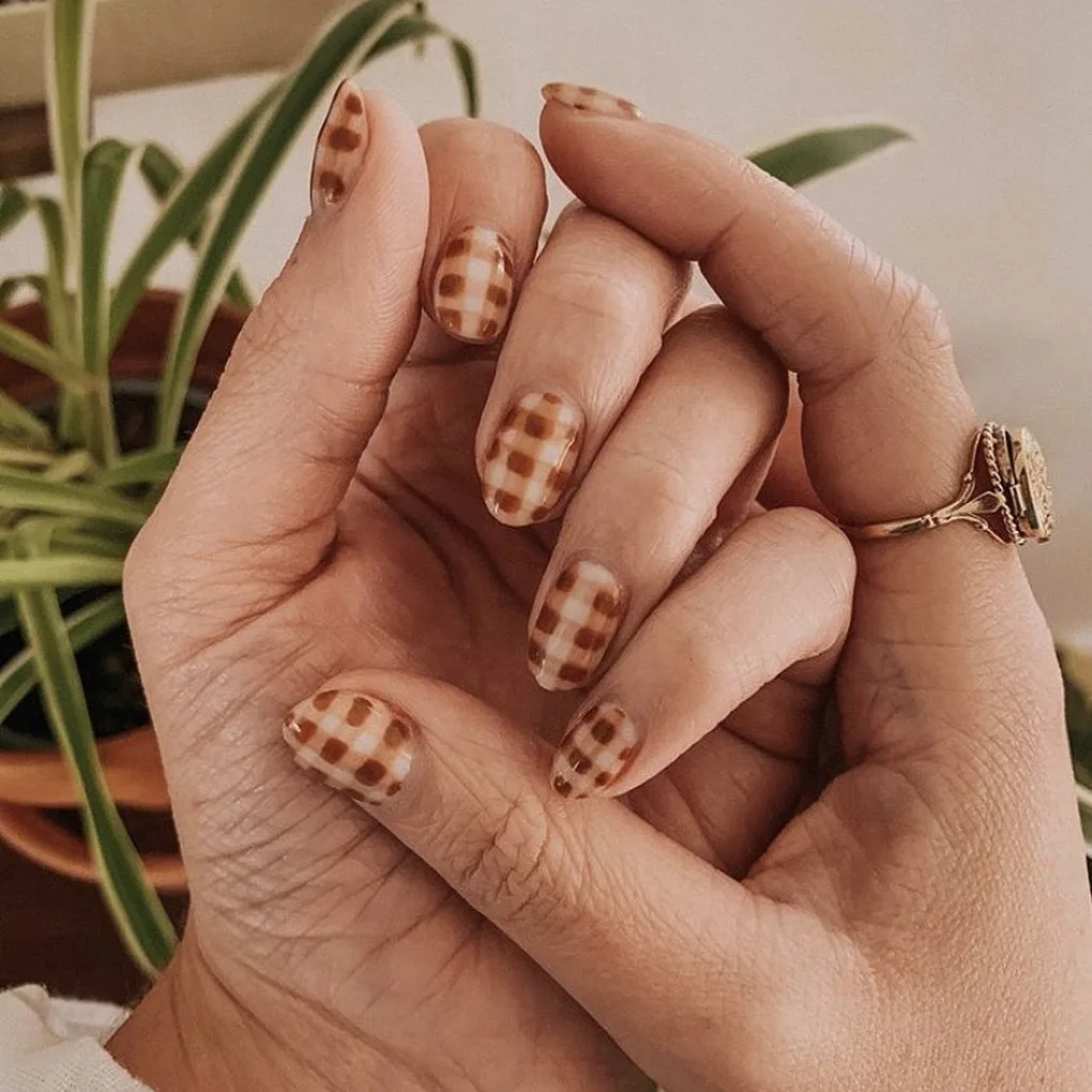 Hình ảnh mẫu nail gingham cho mùa Thu.