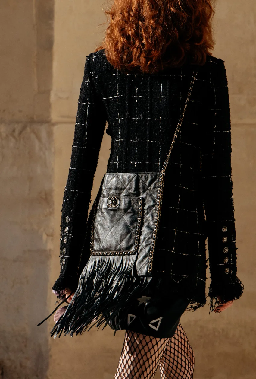 trang phục vải tweed và túi xách chanel từ Chanel Cruise 2022 show