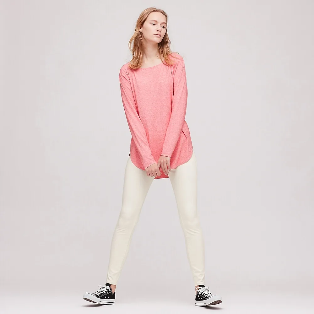 Quần leggings màu trắng của Uniqlo phù hợp cho tập Yoga