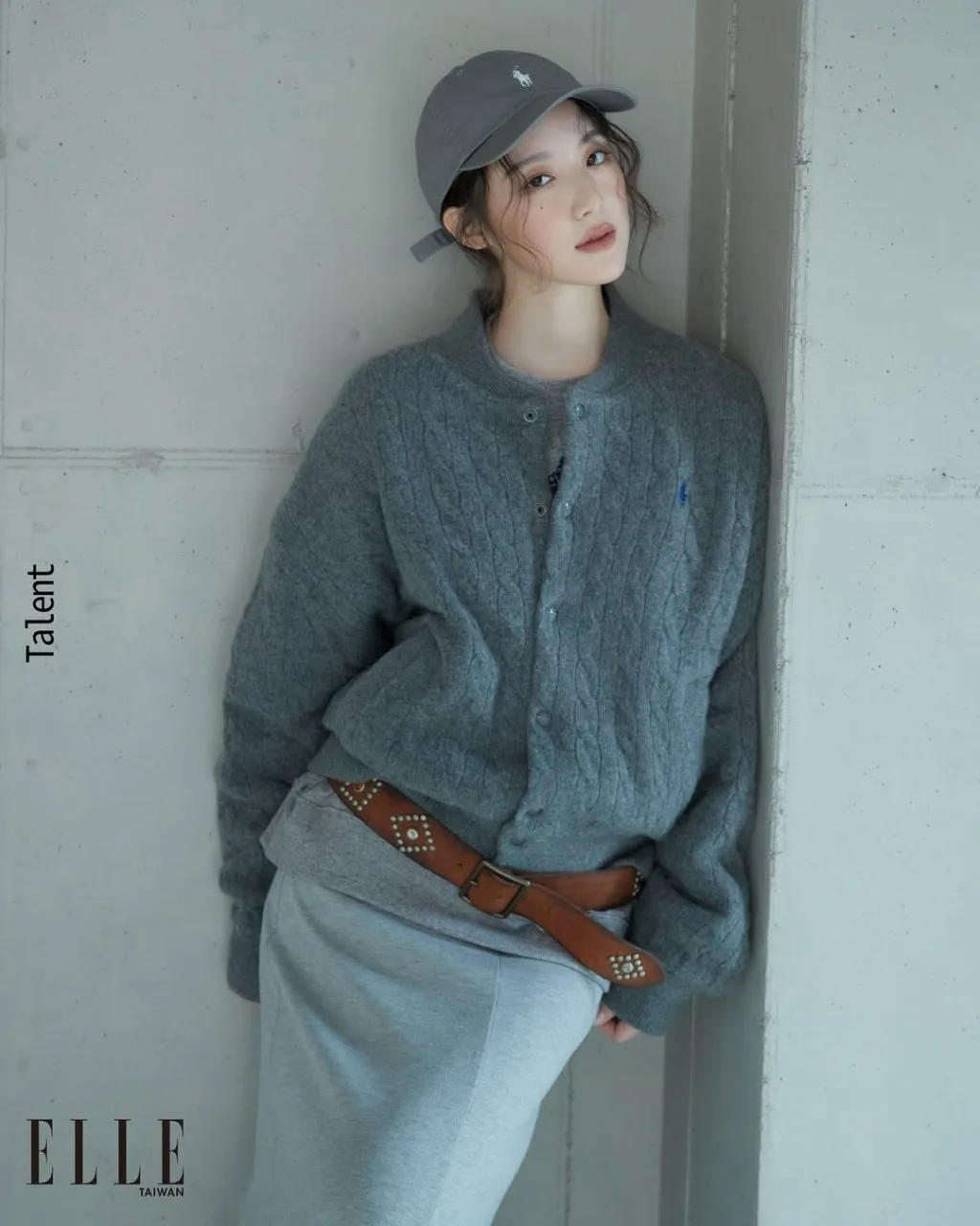 Cấu trúc outfit được “neo giữ” hoàn hảo bằng một chi tiết vòng eo duy nhất.