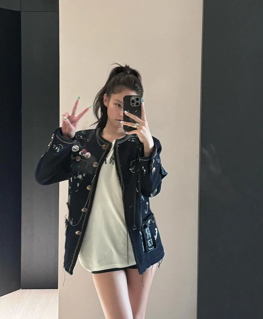 jennie mang áo cổ tròn