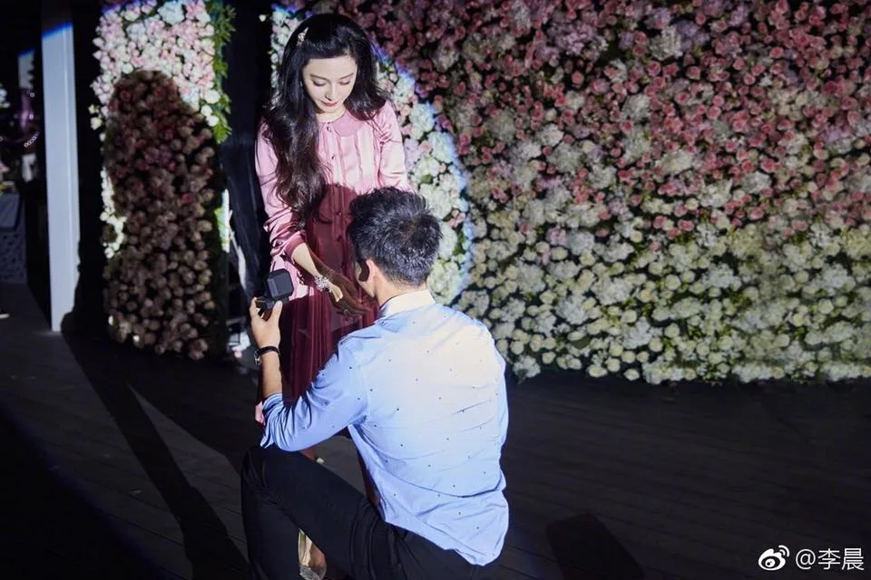 Tan chảy trước màn cầu hôn của Lý Thần dành cho Phạm Băng Băng trong sinh nhật 36 tuổi Tan chảy trước màn cầu hôn của Lý Thần dành cho Phạm Băng Băng trong sinh nhật 36 tuổi