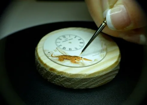 Enamel là một kĩ nghệ lâu đời, có thể hiểu cơ bản là “tráng men lên kim loại”.