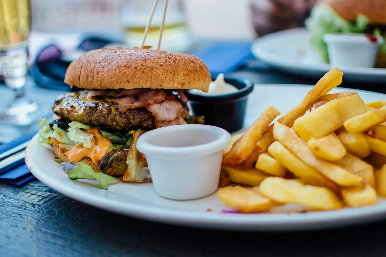 lão hóa burger và thức ăn nhanh gây lão hóa nhanh