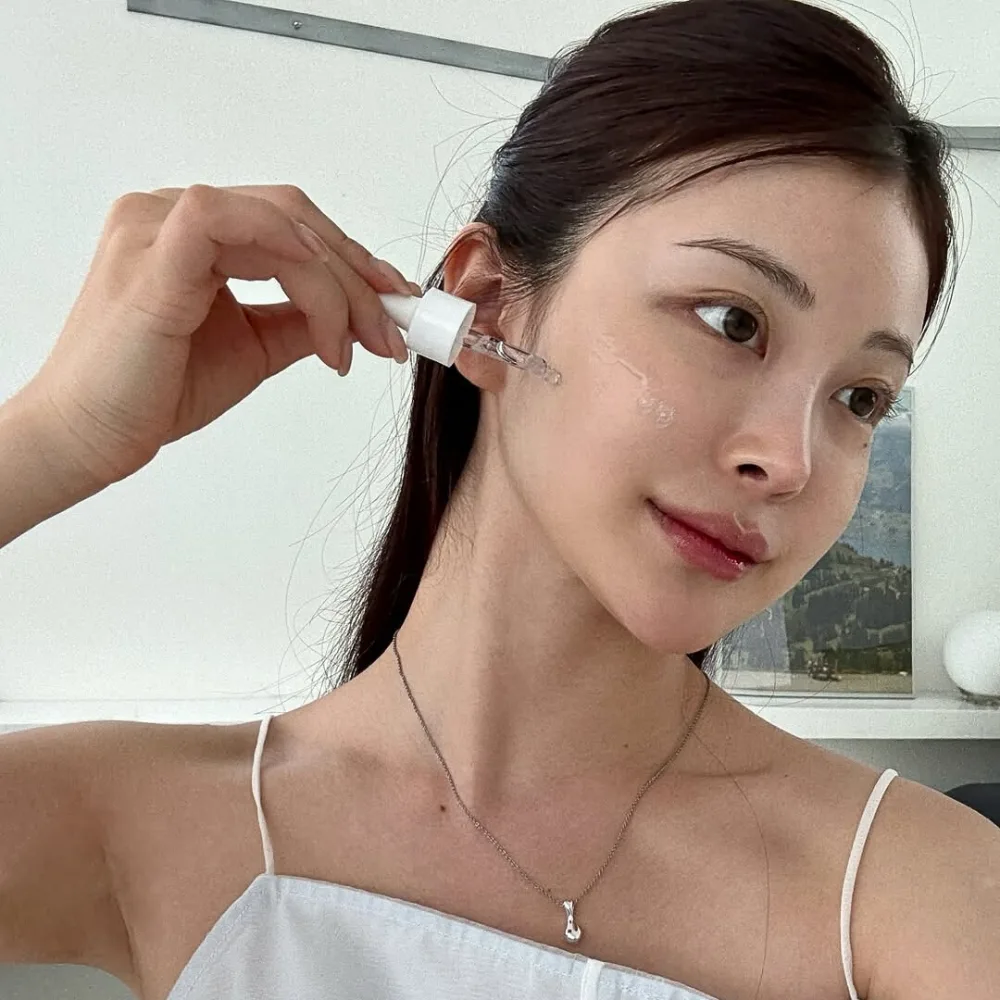 Cô gái đang thoa serum lên mặt